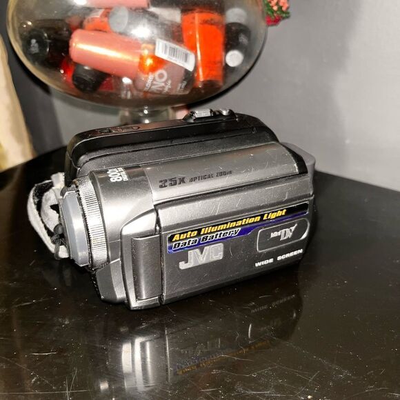 JVC GR-D850 Video Camera - Picture 1 of 4